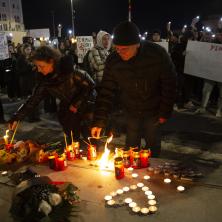 Nišlije odaju počast za nastradale u Kočanima - U tišini pale sveće i polažu bele ruže