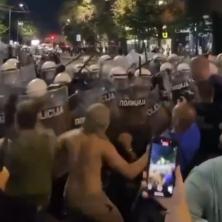 Ništa im nije sveto: Blokaderi zastavama i palicama napadaju policiju i nemilosrdno ih tuku (VIDEO)