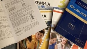 Ništa od Vučićeve najave: Umesto besplatnih udžbenika, država đacima nudi lakše školske torbe