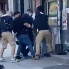 Njujorška policija prisiljava ljude na socijalno distanciranje: Osvanuo snimak na kom TUKU GRAĐANE (VIDEO)