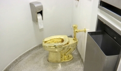 Njujorški muzej ponudio Trampu zlatnu WC-šolju 