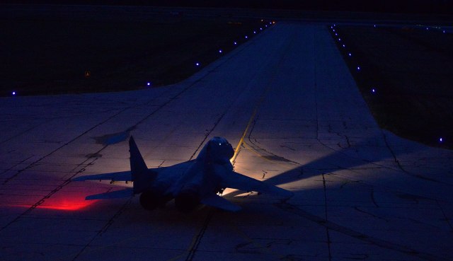 Noćni letovi na batajničkom aerodromu posle 21 godine: Obnovljena svetlosna signalizacija FOTO