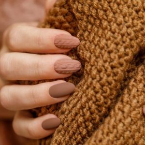 Nokti s efektom džempera: Najpopularniji manikir trend