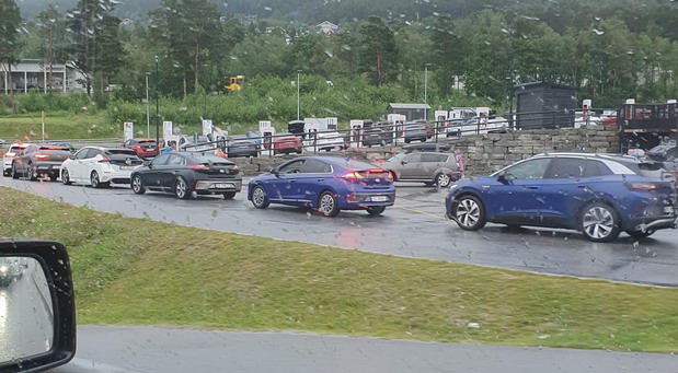 Norvežani u koloni čekaju da napune svoj električni auto