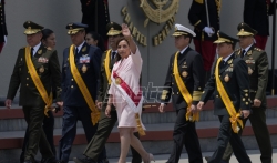 Nova peruanska predsednica pojavila se na vojnoj smotri da cementira vlast