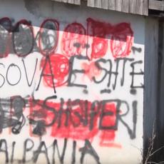 Nova provokacija osvanula na Kosovu! Poruke mržnje ponovo na SRPSKOJ ŠKOLI: Zastrašivanje Srba ne jenjava! (VIDEO)