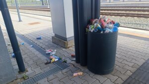 Nova železnička stanica u Sremskim Karlovcima pretvorena u ruglo: Čistačica dala otkaz jer je nisu plaćali, toaleti neupotrebljivi, smeće raznosi vetar (VIDEO)
