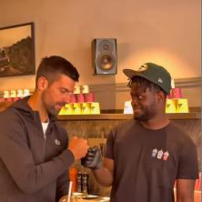 Novak Đoković šetao maskiran Parizom, ušao u restoran, stavio rukavice i sve ostavio u čudu (VIDEO)