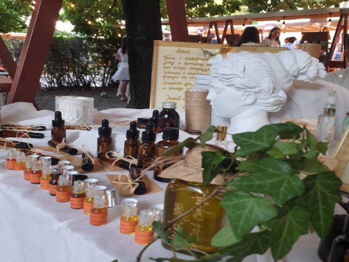 Novembarski bazar u Prvomajskoj okuplja lokalne umetnike i zanatlije