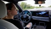 Novi BMW: Dovoljno je da pogledate u retrovizor da automobil promeni traku FOTO