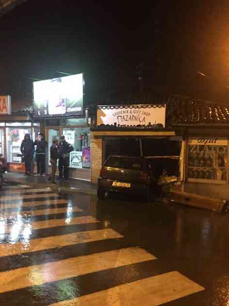 Novi Pazar: Automobilom uletio u izlog suvenirnice (Foto)