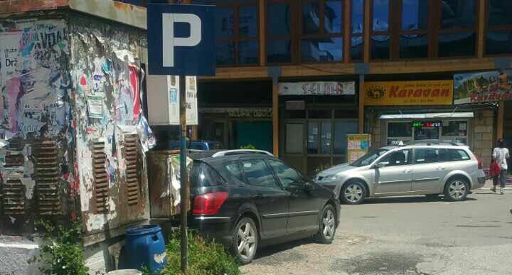 Novi Pazar – Direktor skinuo saobraćajni znak pa postavio drugi kako bi se parkirao! (FOTO)