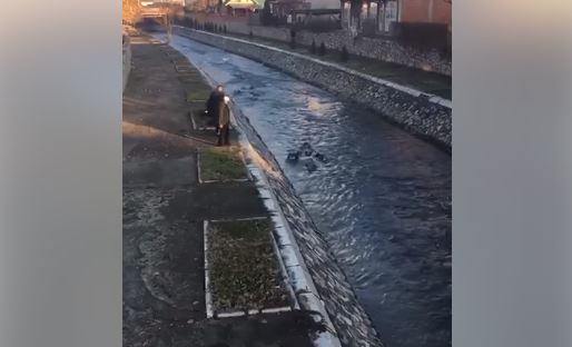 Novi Pazar – Ljudi bacaju kese smeća u rijeku, djeca burno reaguju (Video)