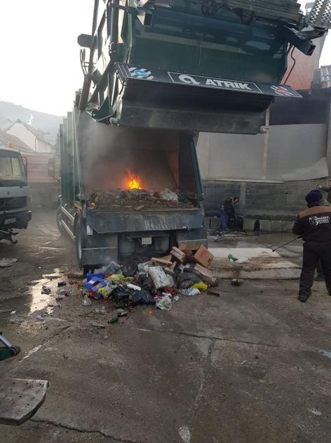 Novi Pazar – Umalo da izgori kamion Gradske čistoće (Foto)