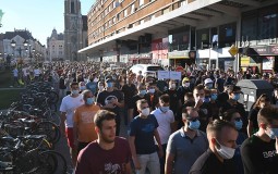 
					Novi Sad: Demonstranti šetaju po gradu i povremeno sede na raskrsnicama 
					
									