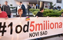 
					Novi Sad: Oko 30 ljudi došlo na protest, ali nije bilo uobičajene organizacije 
					
									