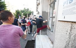 
					Novi Sad: Zapaljen ulaz u Gradsku kuću 
					
									