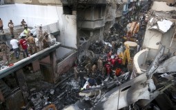 
					Novi bilans žrtava, najmanje 97 mrtvih u avionskoj nesreći u Pakistanu 
					
									