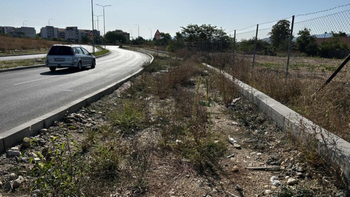 Novi bulevar u Nišu bez trotoara i pešačkog – deca do škole idu kolovozom pored deponija