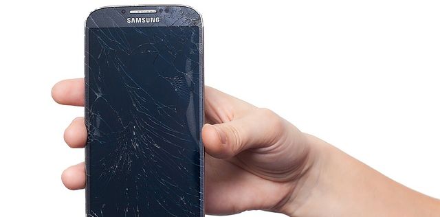 Novi incident sa Samsungom: Dim i varnice u avionu!