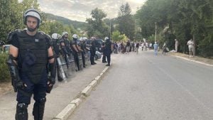 Novi incidenti u Kosjeriću: Bajkeri koji podržavaju SNS krenuli da voze kroz masu, policija napravila kordon kod biračkog mesta