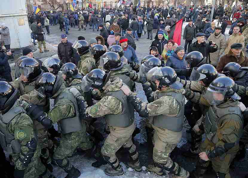 Novi nemiri na Majdanu, podseća na scenario od pre tri godine: Demonstranti se sukobili sa policijom, povređeno 10 osoba (FOTO) (VIDEO)