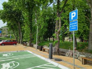 Novi parking sa punjačem za električne automobile otvoren u Pirotu