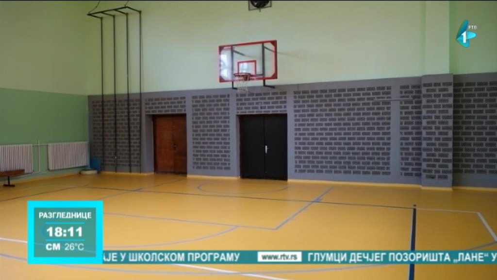 Novi pod u fiskulturnoj sali škole u Sremskoj Mitrovici posle 60 godina