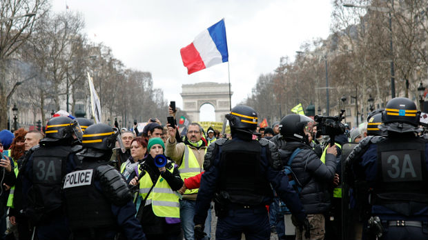 Novi protest Žutih prsluka, teško povređen demonstrant