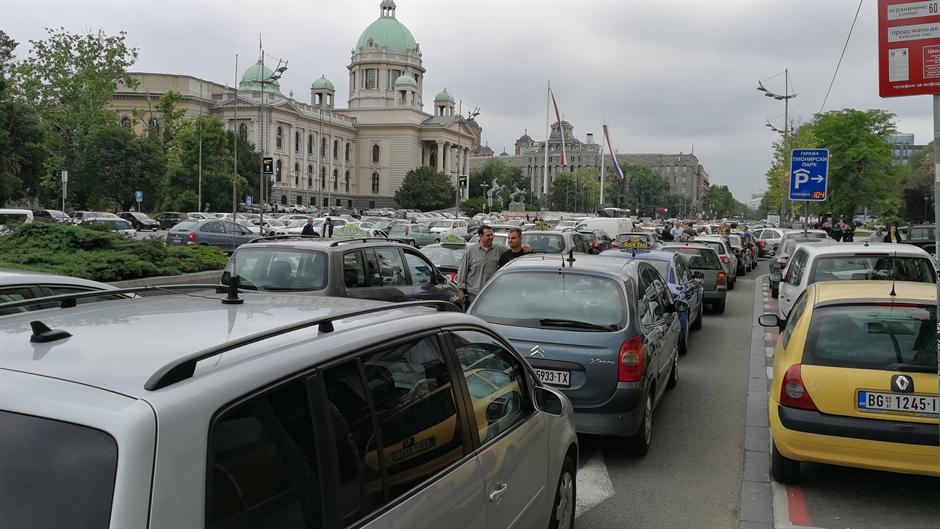 Taksisti, ipak, prekidaju protest (FOTO)