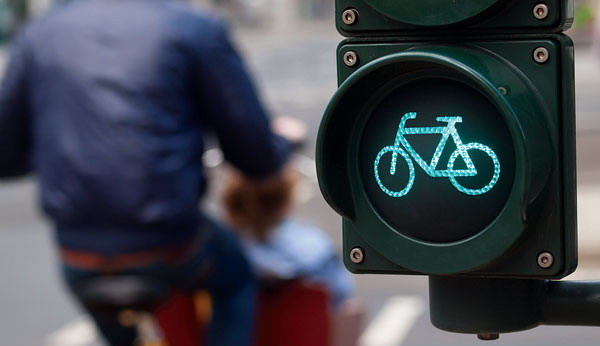 Novi semafori u Velikoj Britaniji: Kada naiđu biciklisti gasi se zeleno svetlo za automobile
