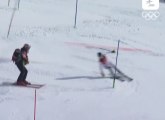 Novi skandal na ZOI: Radnik izleteo skijašici na stazu VIDEO