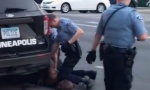Novi snimak Flojdovog ubistva, prolaznici preklinjali policajce da ga puste (VIDEO)