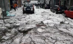 Novi snimci iz Užica: Ledeno doba usred juna, ljudi lopatama čiste sneg (VIDEO)
