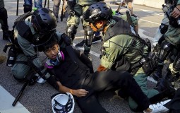 
					Novi sukobi demonstranata i policije na protestima u Hongkongu 
					
									