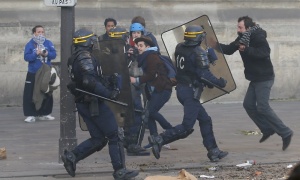 Novi sukobi na protestima u Parizu, povređeni policajci, najmanje 13 osoba uhapšeno (FOTO, VIDEO)