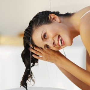 Novi viralni TikTok beauty trik: Da li je pranje kose pivom zaista preporučljivo?