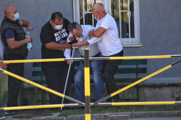 Novinar štrajkuje glađu u N. Pazaru, traži tačan broj umrlih – Obezbjeđenje nasrnulo na njega