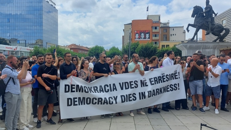 Novinari u Prištini na protestu dali podršku suspendovanoj TV Klan Kosova