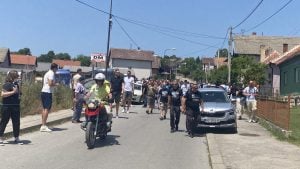 Novinarki nedeljnika „Vreme“ izbušene gume u Kosjeriću nakon izveštavanja s izbora