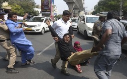 
					Novo nasilje u Nju Delhiju baca senku na Trampovu posetu Indiji 
					
									
