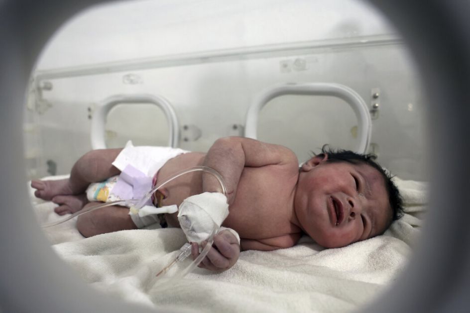 Novorođena beba spasena iz ruševina u Siriji dobila ime Aja, brigu će preuzeti rođak