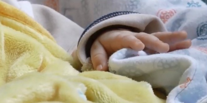 Beba pronađena u korpi kod Kučeva stabilno, ministarstvo brine o zbrinjavanju