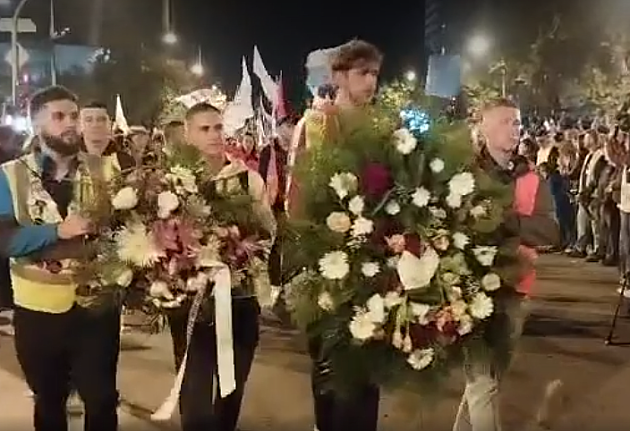 Novosađani dočekali hiljade studenata koji su položili vence kod Železničke stanice