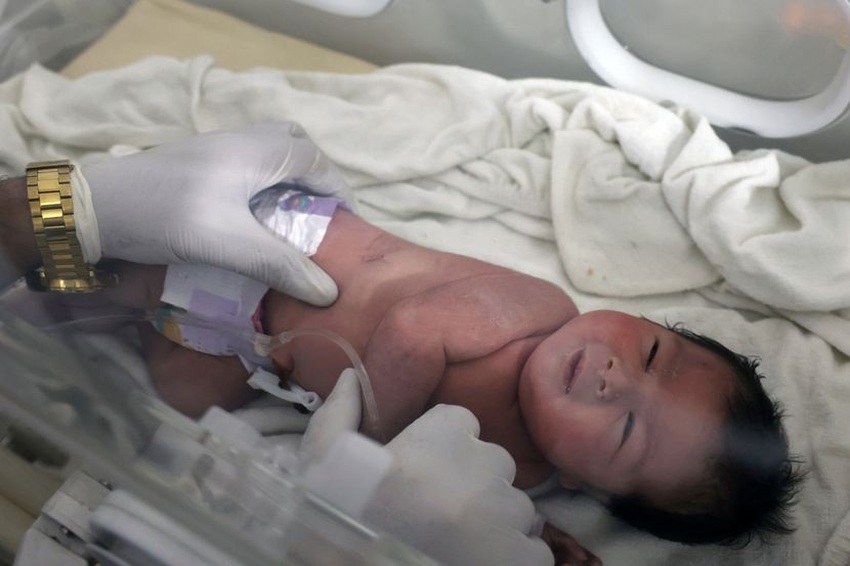 Novosađani žele da usvoje bebu rođenu u zemljotresu, čitav Balkan hoće da joj pomogne (FOTO)