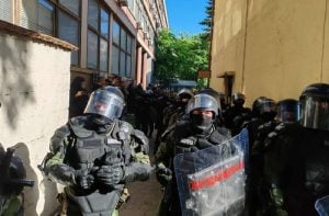 ‘Novosadska šestorka’ i protesti podrške: Marija Vasić zbog štrajka glađu u bolnici, policija ponovo upotrebila suzavac