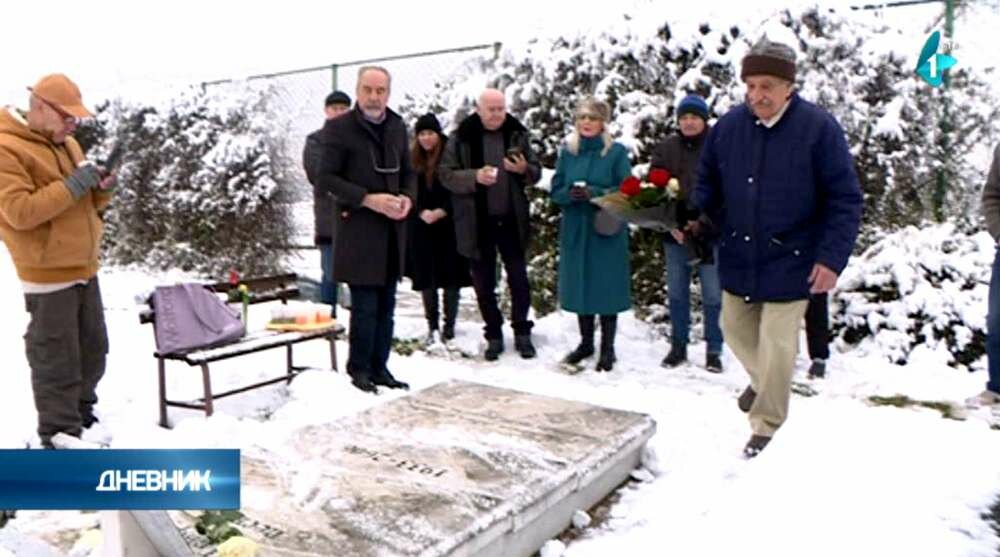 Novosadski književnici na Čeratskom groblju podelili svoje uspomene na Duška Trifunovića