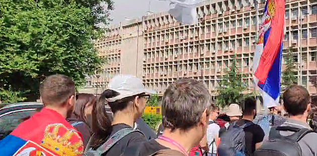 Novosadski studenti i maturanti krenuli peške za Loznicu, sutra ujutru polaze i biciklisti