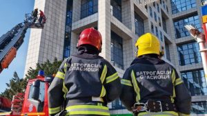 Novosadski vatrogasci demonstrirali svoju spremnost na zgradi NIS-a