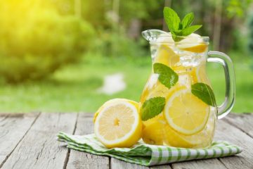 Nutricionisti kažu “da”, stomatolozi “ne”: Da li piti ujutru čašu tople vode sa limunom?